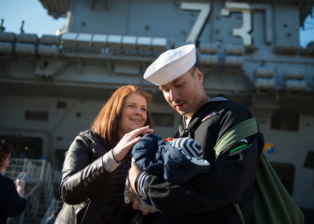 USS George Washington arrives