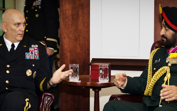 Indian army chief of staff visits with Gen. Ray Odierno