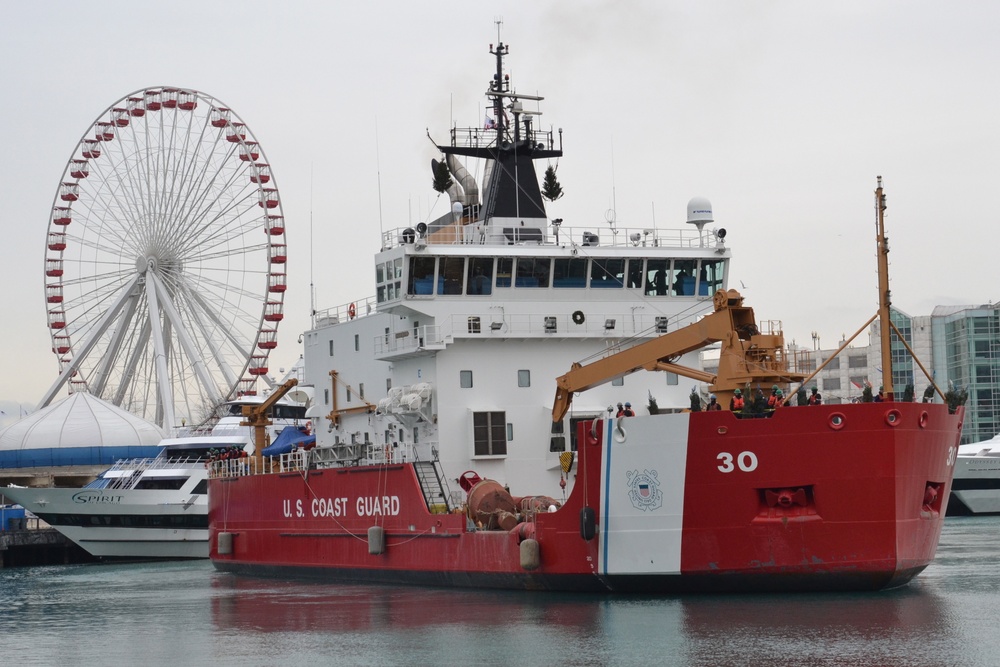 Coast Guard Cutter Mackinaw arrives in Chicago with 1,200 Christmas trees
