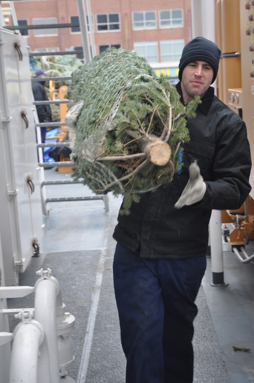 Coast Guard Cutter Mackinaw arrives in Chicago with 1,200 Christmas trees