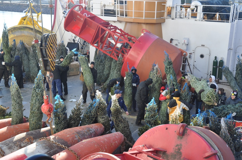 1,200 'presents' offloaded from modern-day Christmas Ship