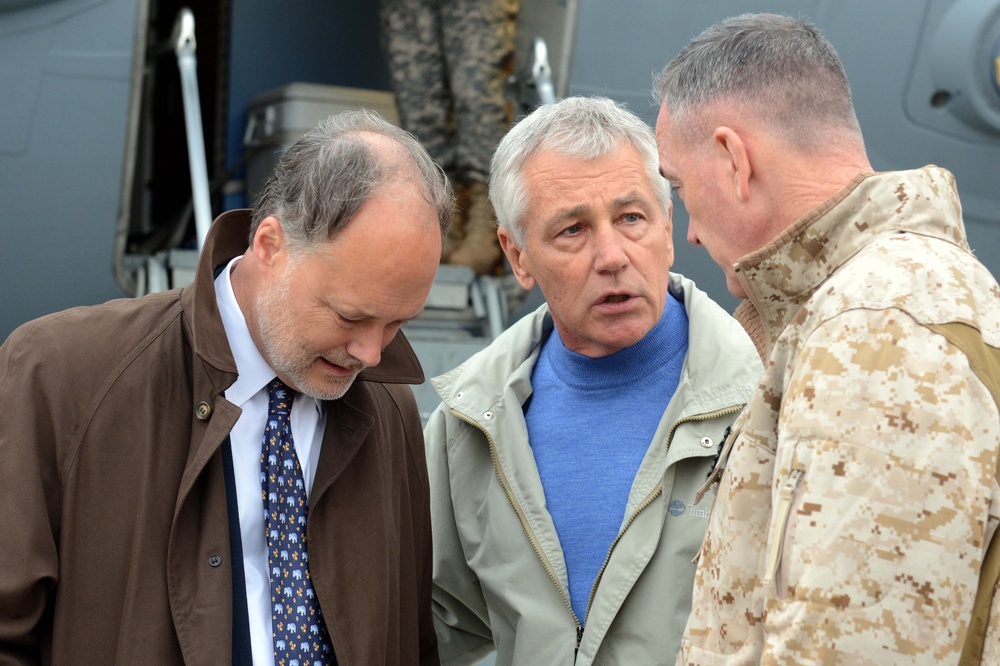 US Ambassador to Afghanistan and COMISAF welcome SECDEF to Afghanistan