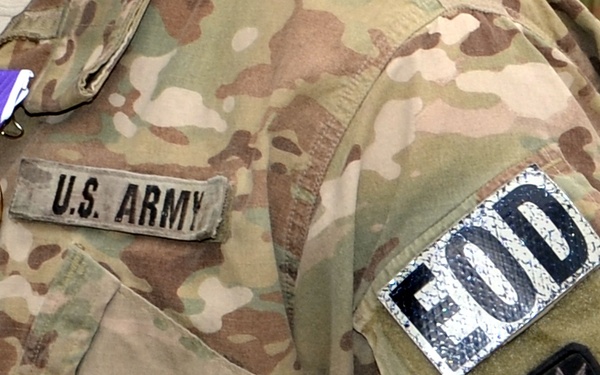 EOD soldiers receive Purple Hearts