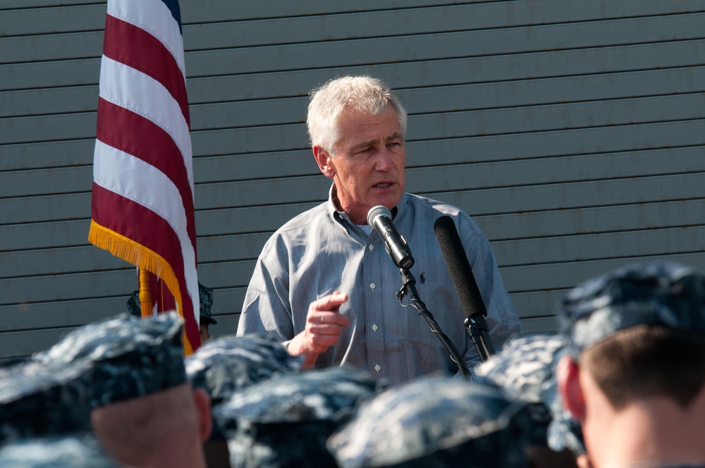 SECDEF Hagel visits USS Ponce