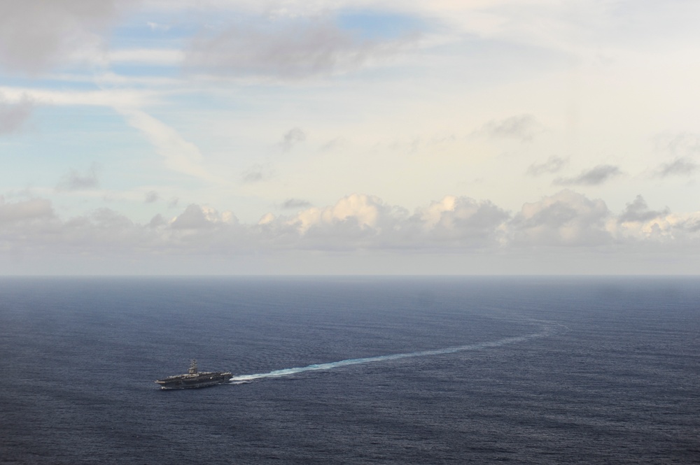 USS Nimitz transits the Pacific Ocean