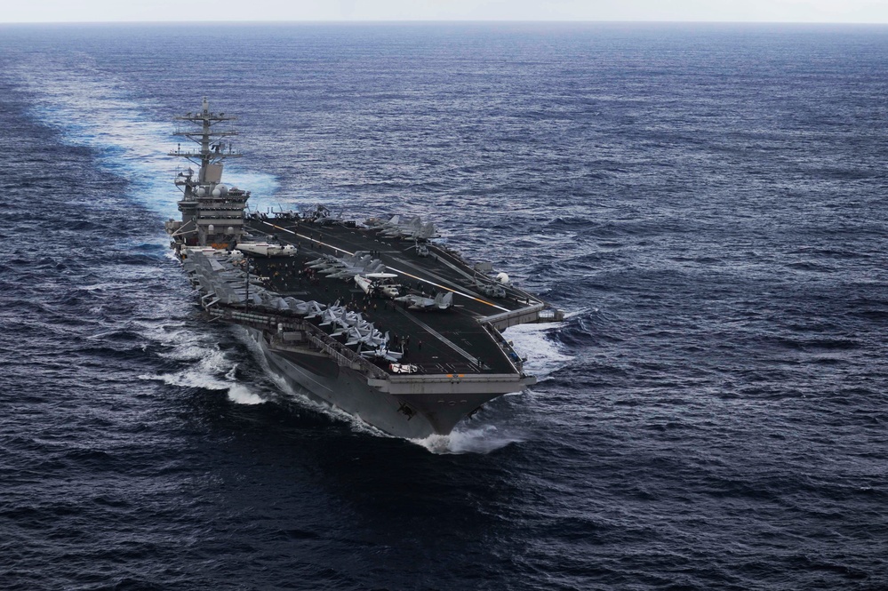 USS Nimitz transits the Pacific Ocean