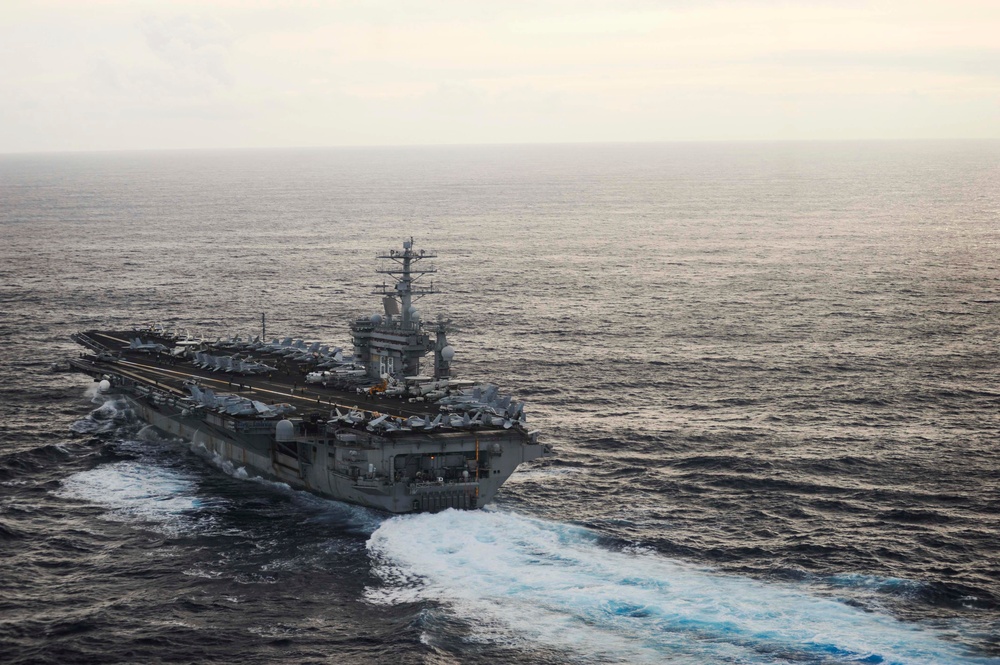 USS Nimitz transits the Pacific Ocean