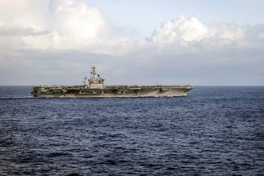 USS Nimitz transits the Pacific Ocean