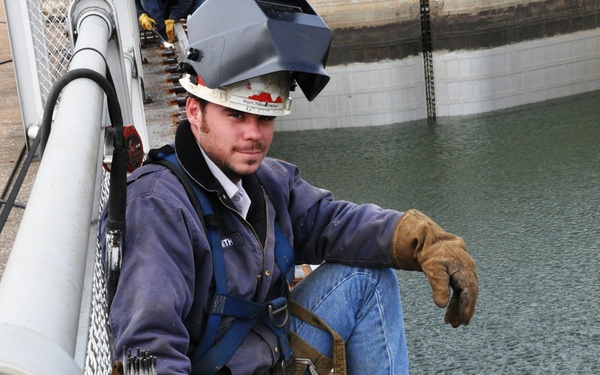 Kentucky Lock gets new tow haulage unit
