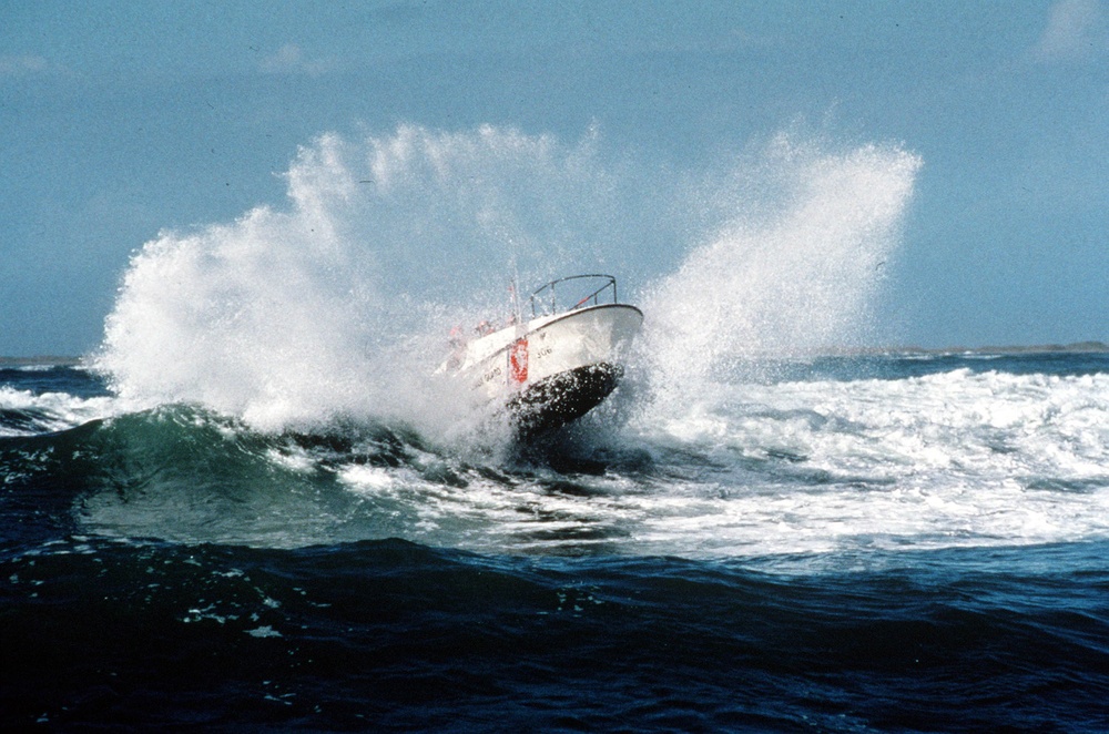 30 ft motor surfboat