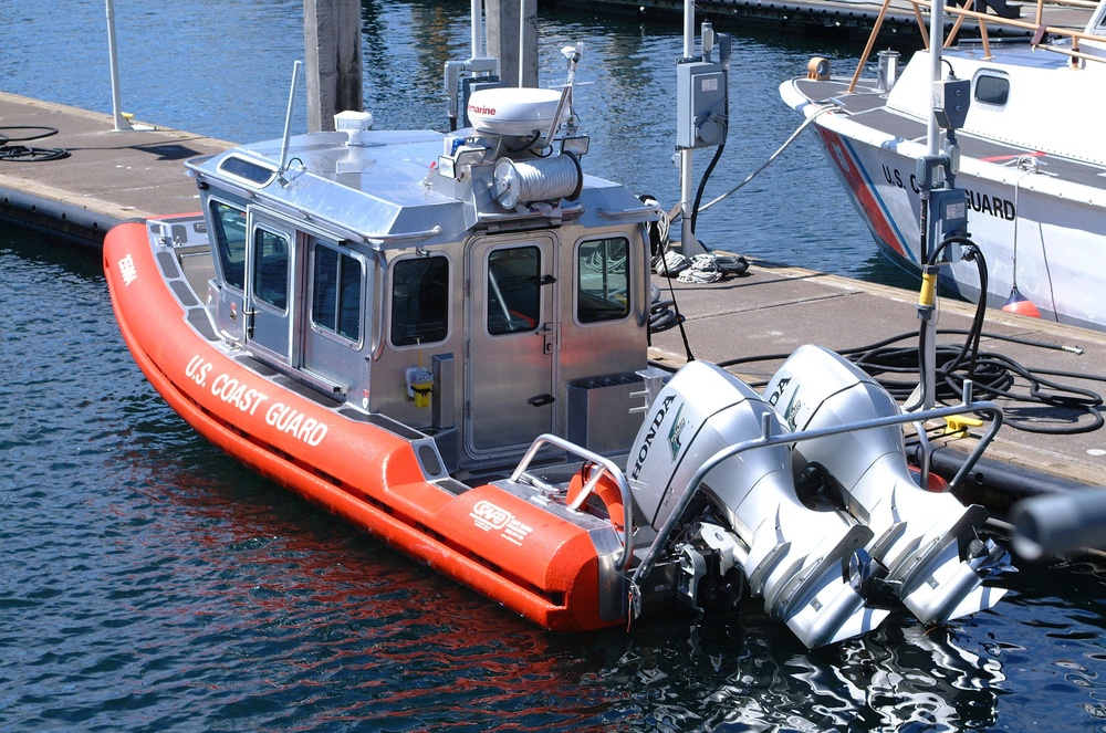 COAST GUARD  SMALL BOAT