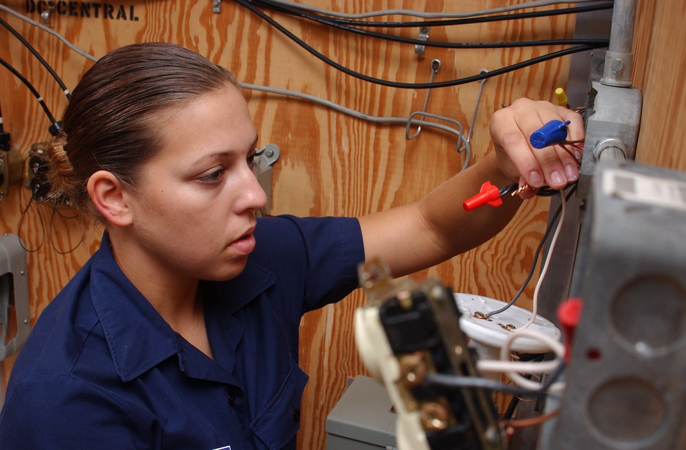 ELECTRICIAN'S MATE (EM)