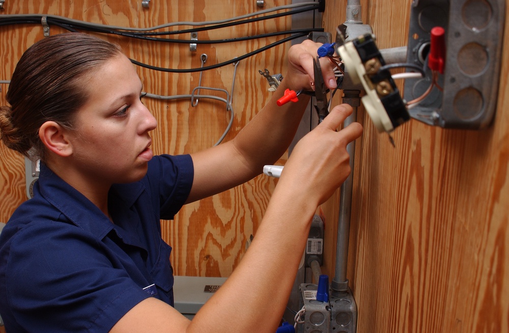 ELECTRICIAN'S MATE (EM)