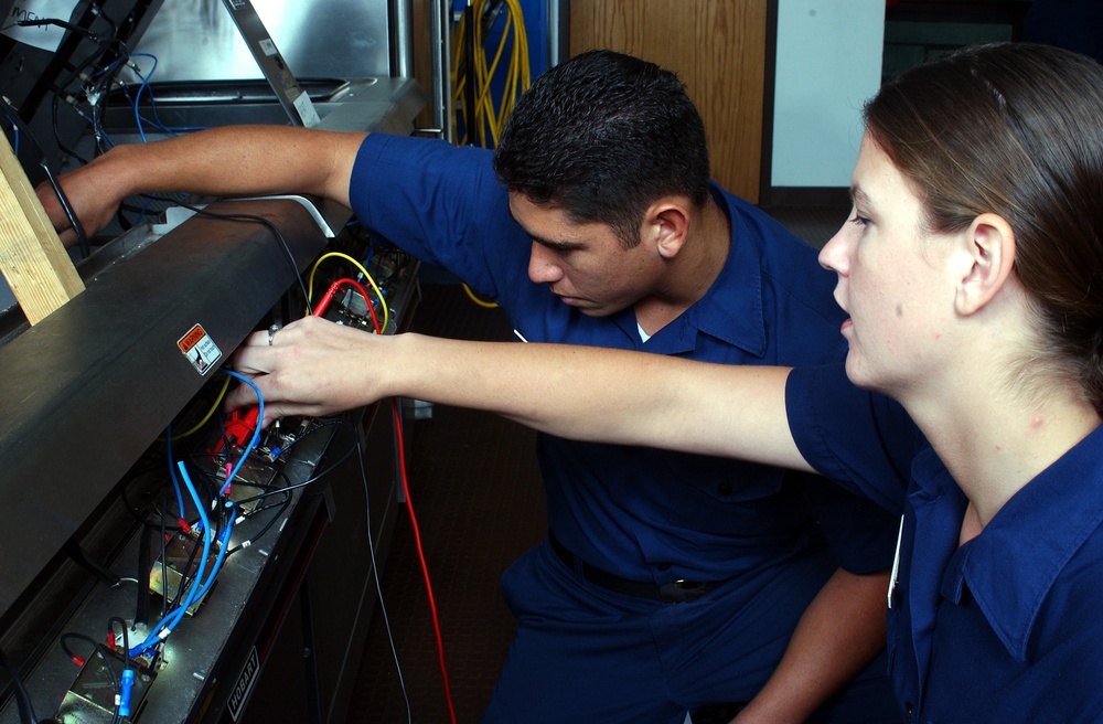 ELECTRICIAN'S MATE (EM)