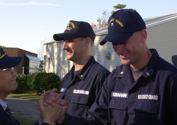 SECRETARY MINETA PRESENTING AWARD