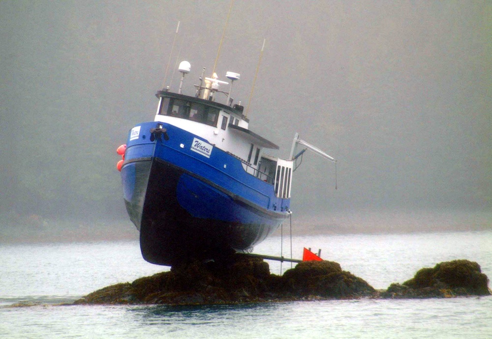 Grounded vessel in Narrow Strait