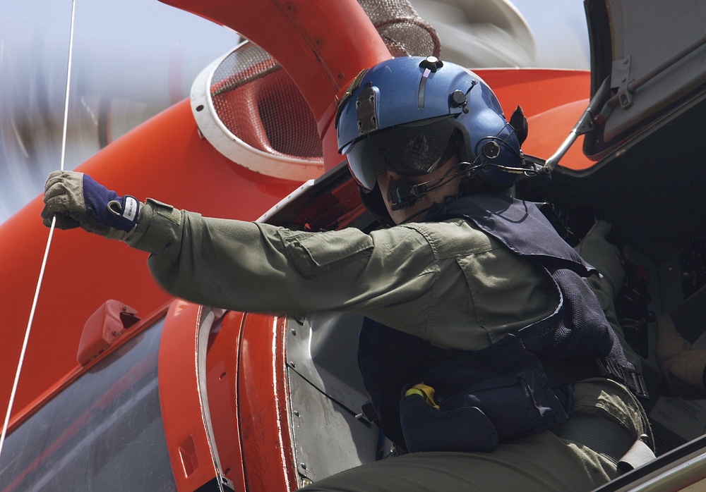 CREWMAN PRACTICES BASKET HOIST