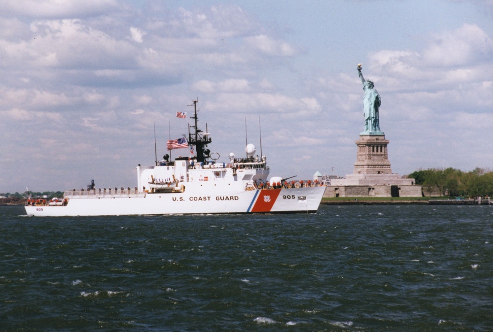 CGC SPENCER (WMEC 905) PASSING STATUE OF LIBERTY