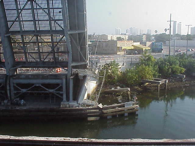 M/V SARA EXPRESS HITS 5TH ST. BRIDGE
