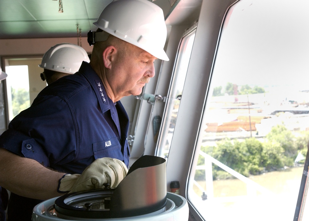 COMMANDANT INSPECTS CHEMICAL CARRIER