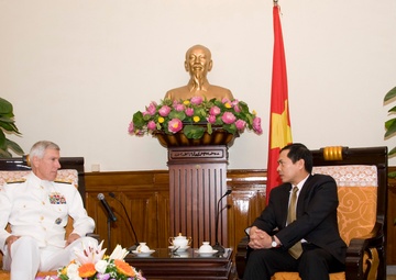 Adm. Locklear visits Hanoi