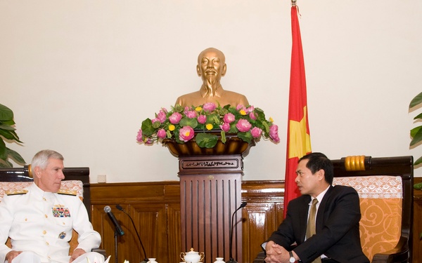 Adm. Locklear visits Hanoi