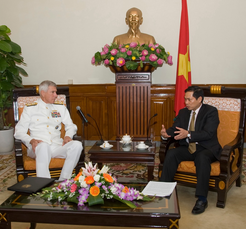 Adm. Locklear visits Hanoi