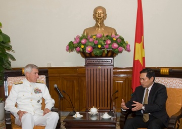 Adm. Locklear visits Hanoi