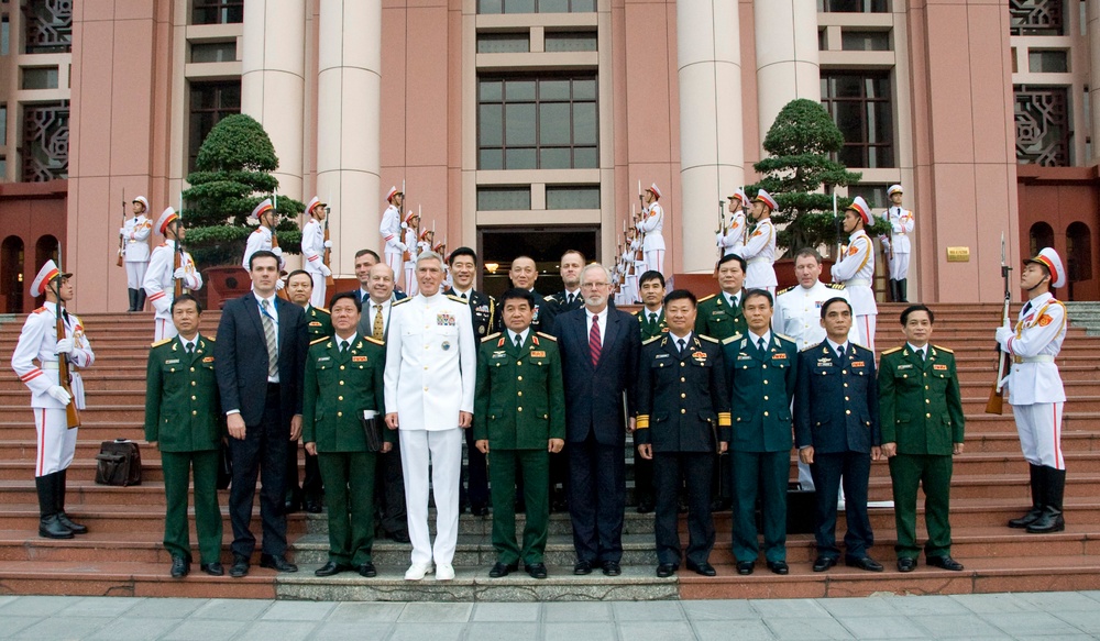Adm. Locklear visits Hanoi