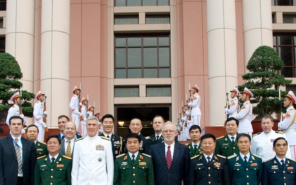 Adm. Locklear visits Hanoi