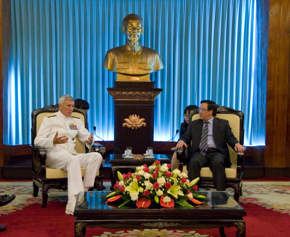 Adm. Locklear visits Hanoi