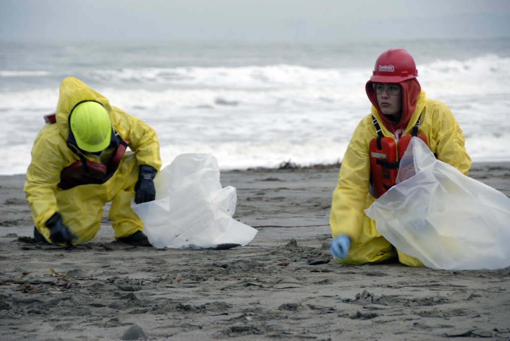 Clean-up Crews Clear Tarballs from Pacifica Beach