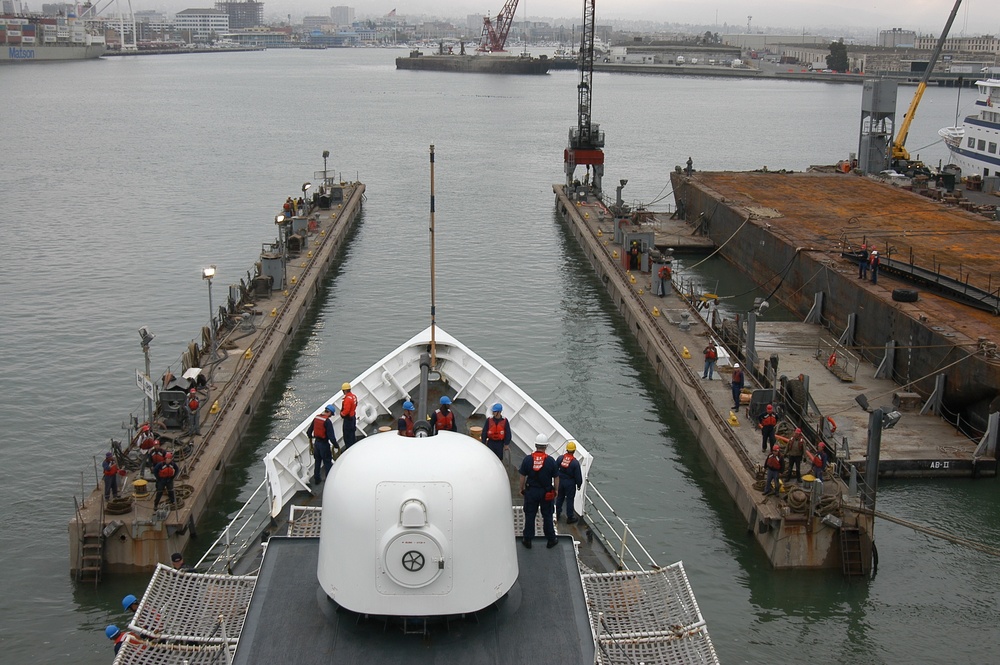 HAMILTON Enters Dry Dock  071026-G-8793S-0298