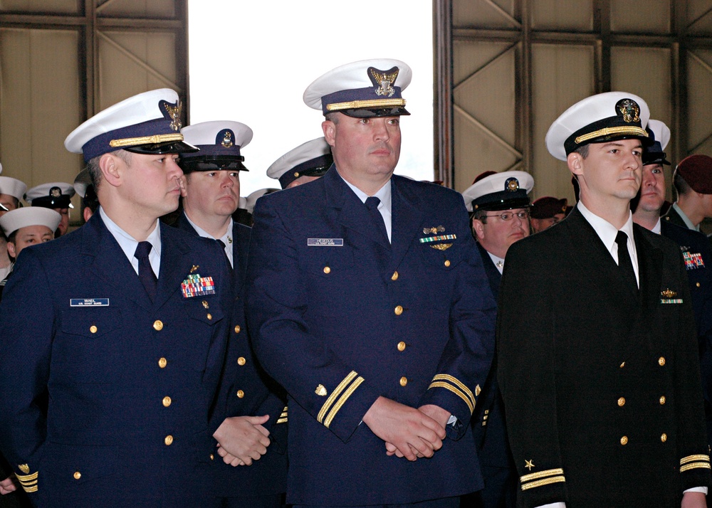 COMBINED SEA SERVICES FORMATION RENDERS HONORS TO NEW ALCOM COMMANDER