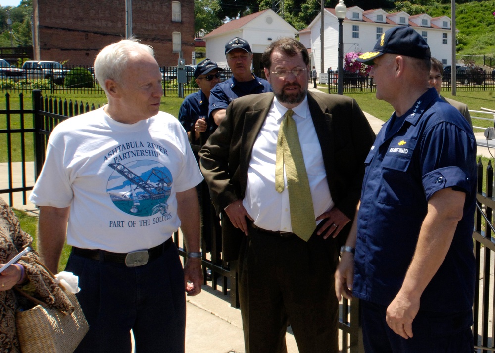 Adm. Allen talks with Rep. LaTourette before getting underway