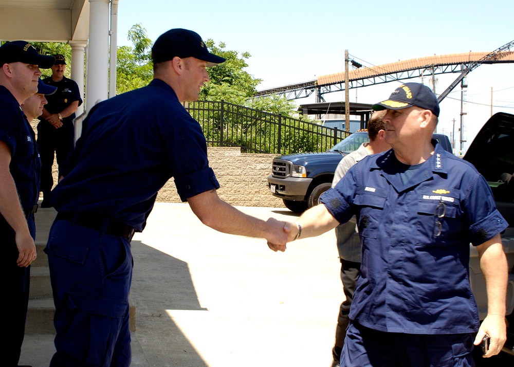 Adm. Allen shakes hands with OINC of Station Ashtabula