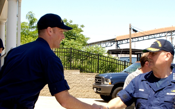 Adm. Allen shakes hands with OINC of Station Ashtabula