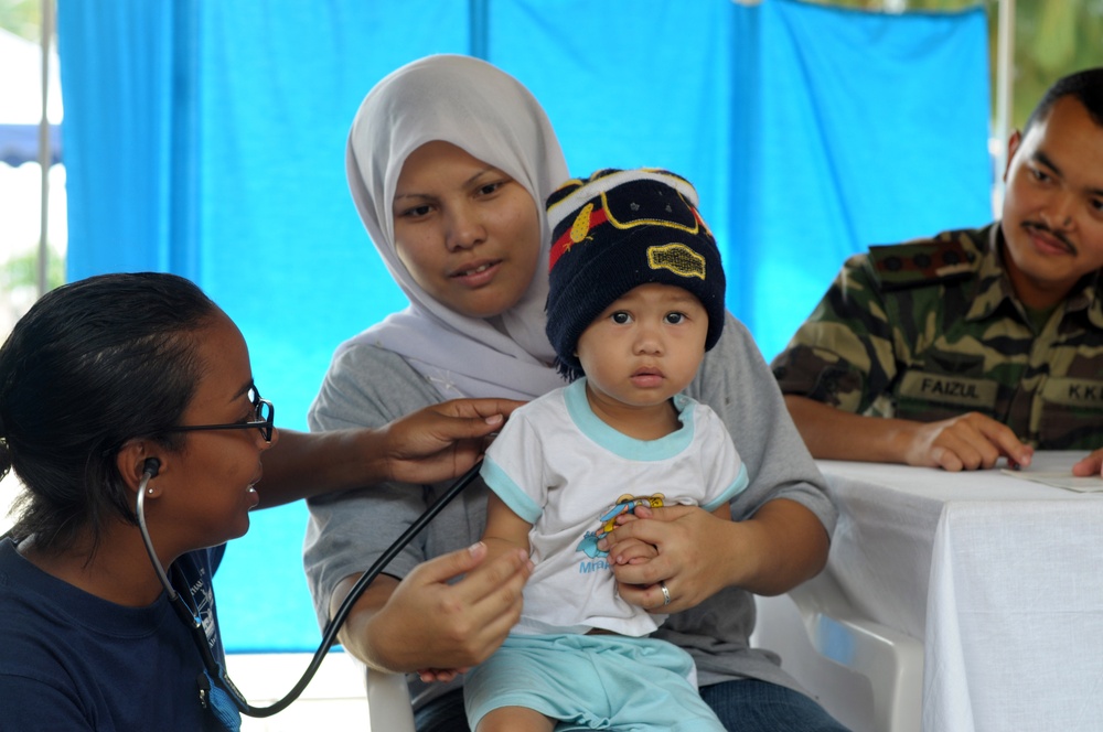 Coast Guard, Navy, Malaysian Armed Forces provide medical aid 2