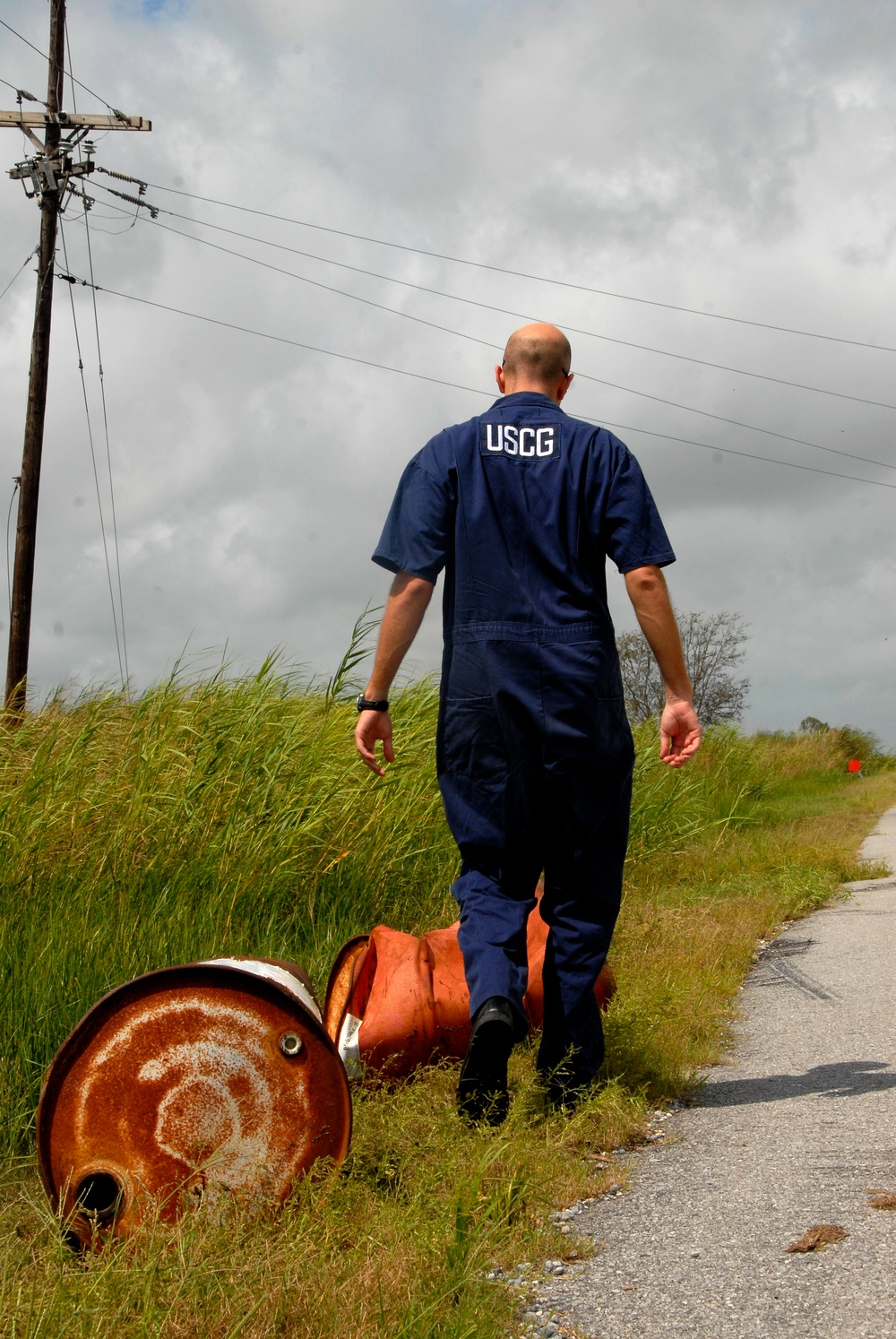 Inspecting metal barrels