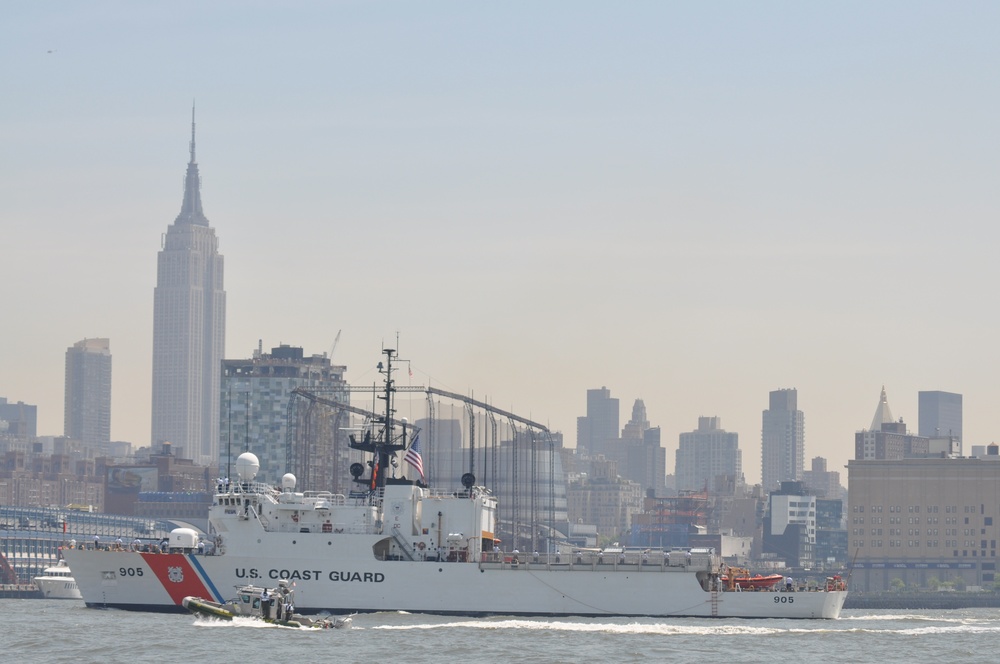 Coast Guard Cutter Spencer in 2009 Parade of Ships