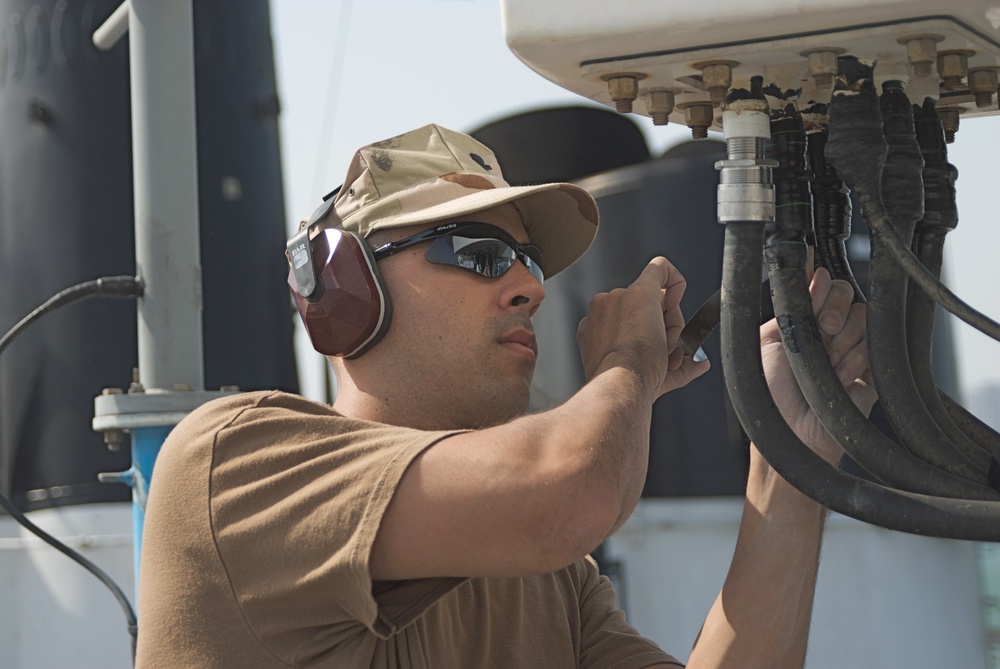Guardsmen conducts maintenance