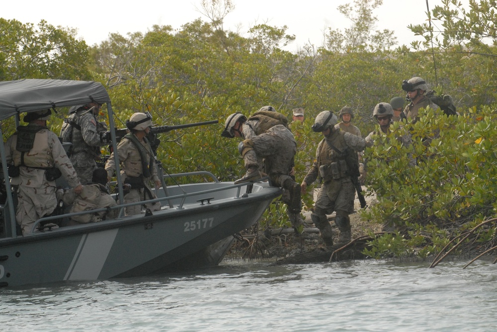 PSU 305 Extracts Marines During Exercise in Guantanamo Bay