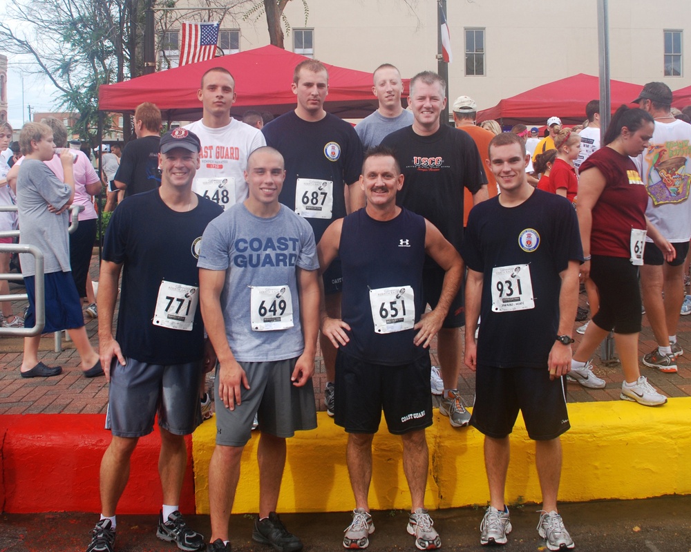 CGC Dauntless crew members participate in Galveston run
