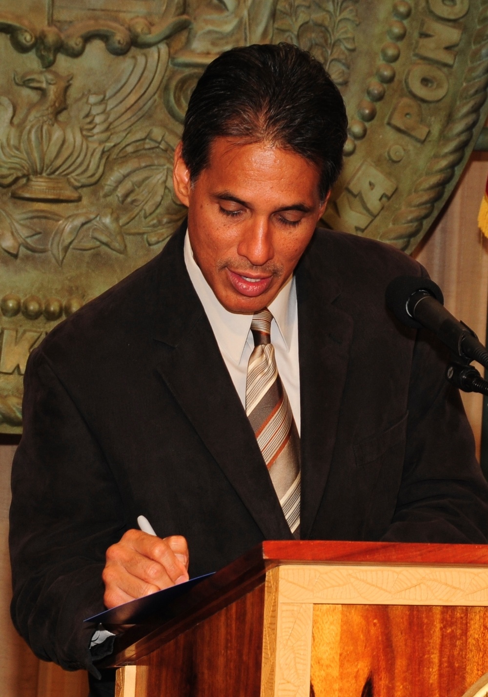 Hawaii Lt. Gov. James R. &quot;Duke&quot; Aiona Jr. signs National Safe Boating Week proclamation