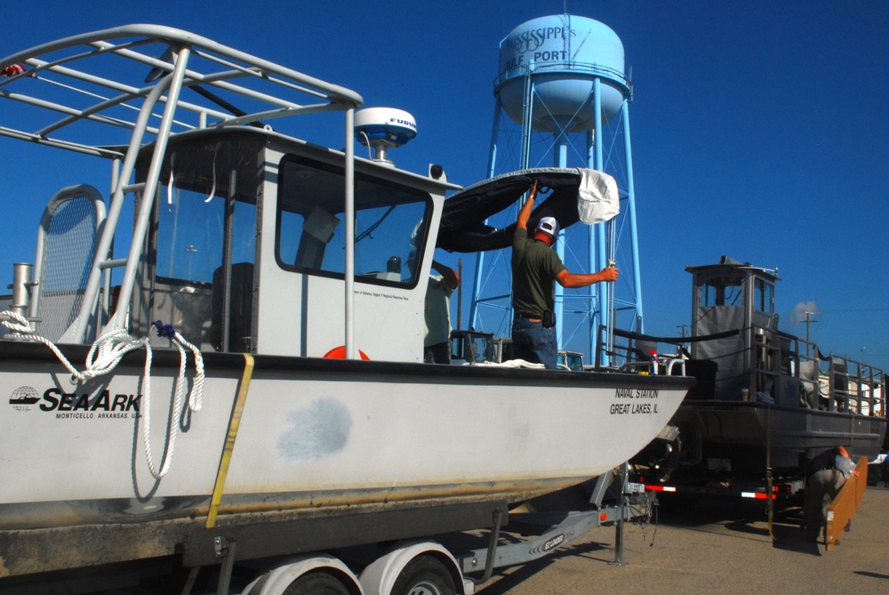 Great Lakes, Ill., oil spill response team