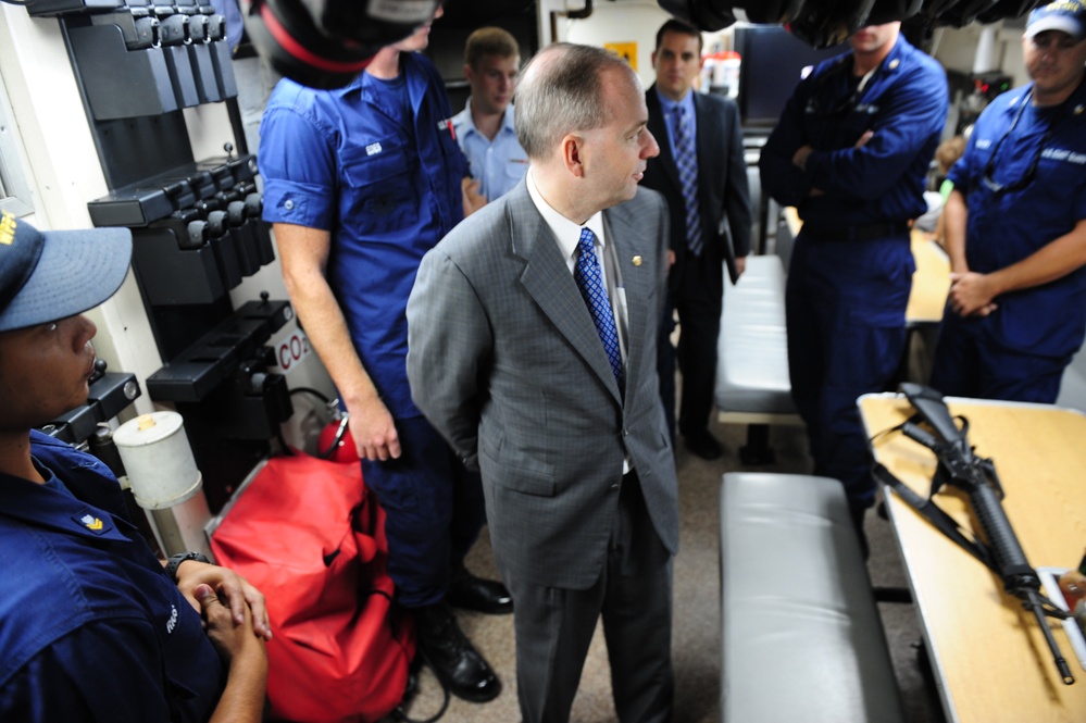 Sen. LeMieux visits Coast Guard Sector St. Petersburg
