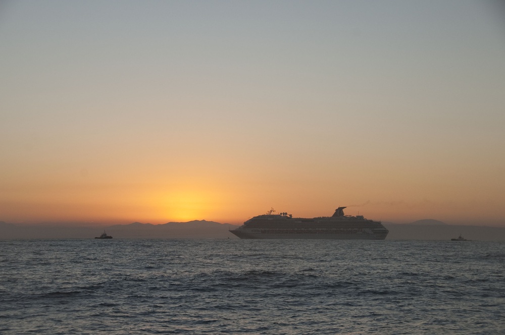 Carnival Splendor towed to San Diego