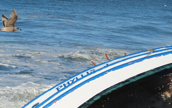 fishing vessel runs aground Half Moon Bay