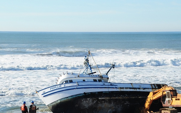 fishing vessel runs aground Half Moon Bay