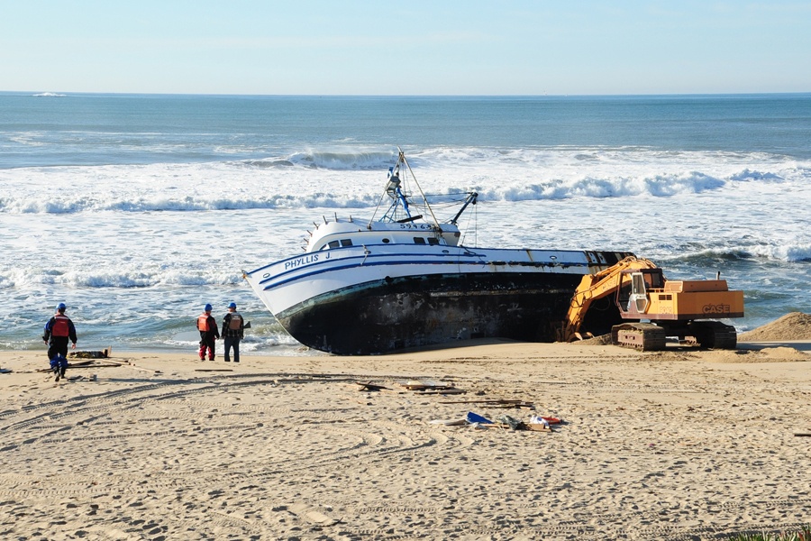 fishing vessel runs aground Half Moon Bay